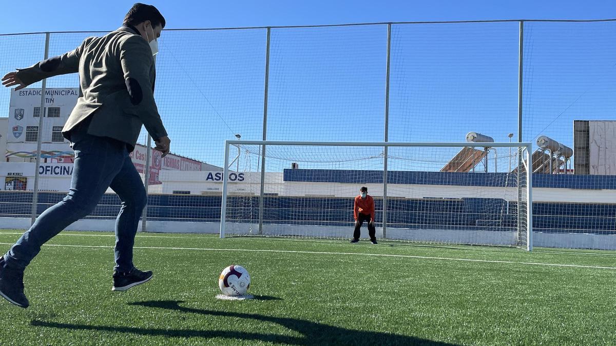 El alcalde de San Javier, José Miguel Luengo, probando el césped del terreno de juego