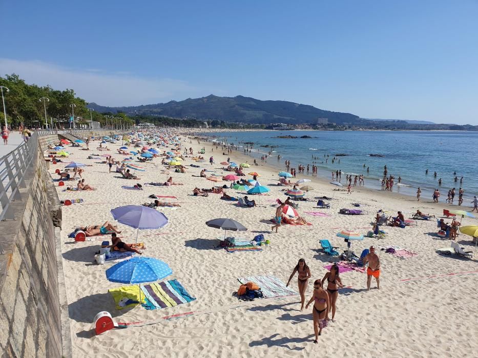 Vigo disfruta del sol del verano con un Samil a rebosar. // Marta G. Brea