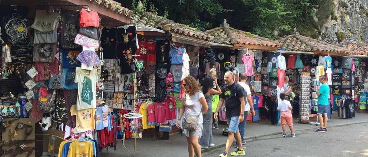 Turistas, ayer, en las tiendas de souvenirs de Covadonga.