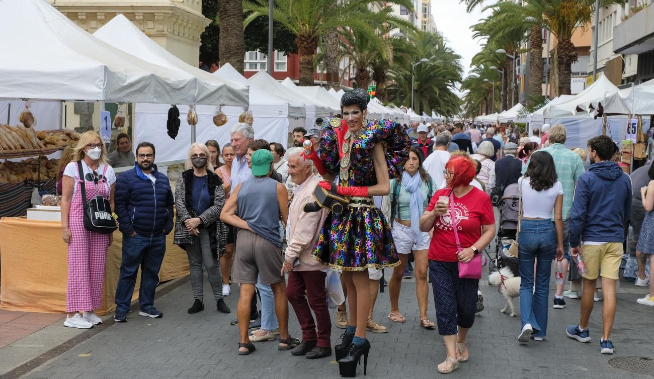 Cruceristas y feria comercial en Santa Catalina