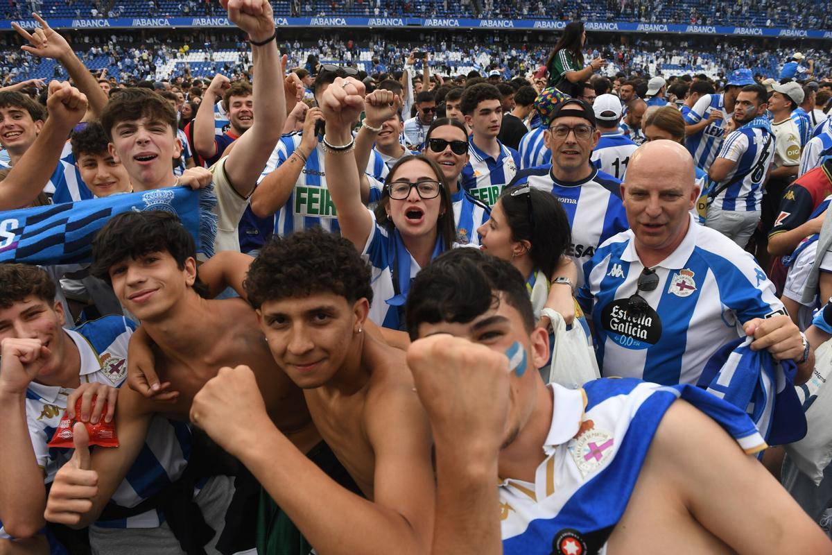 La fiesta lo inundó todo en Riazor, el fútbol era de lo menos