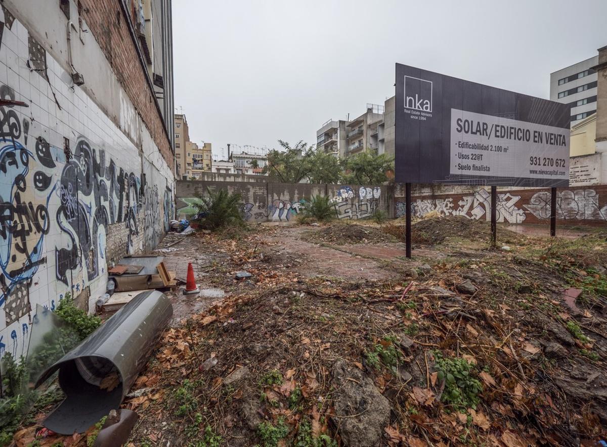 El solar de la calle Llacuna, en Poblenou, denunciado por la comunidad de vecinos por su estado de abandono.