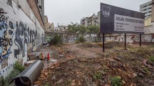 El solar de la calle Llacuna, en Poblenou, denunciado por la comunidad de vecinos por su estado de abandono.