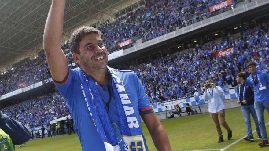 Arturo Elías, con camiseta y bufanda del Oviedo, saluda a la afición azul en un entregado Carlos Tartiere en la ida de la eliminatoria de ascenso a Segunda frente al Cádiz, jugada en mayo de 2015.