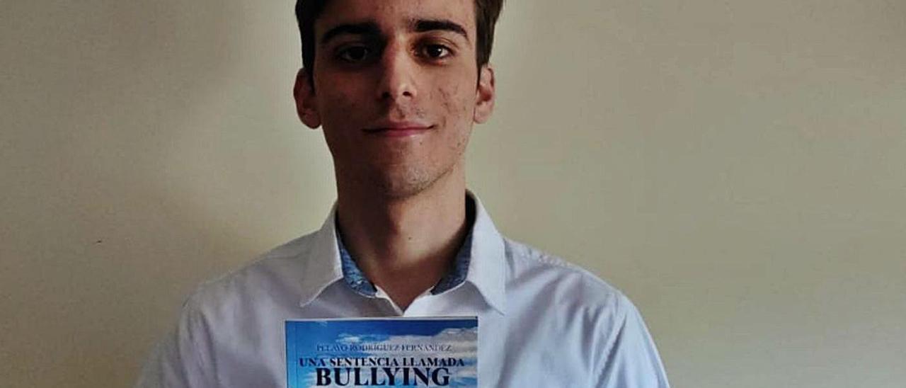 Pelayo Rodríguez, con su libro, en su domicilio de Pola de Siero. | A. I.