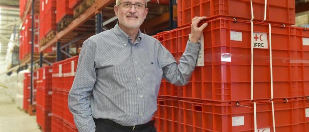 Toni Bruel en el centro logístico de ayuda humanitaria de la Cruz Roja y Media Luna Roja, en Las Palmas de Gran Canaria. | | ANDRÉS CRUZ