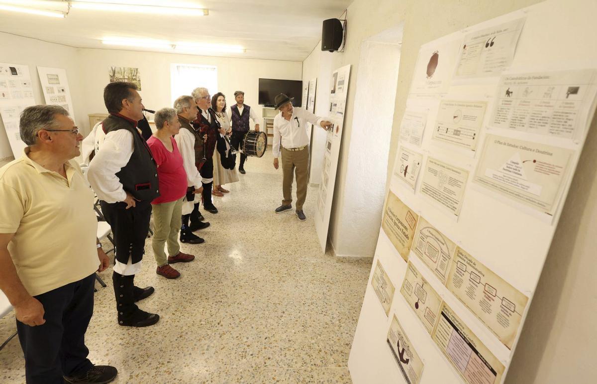 La exposición recoge documentos fruto de una amplia investigación local. | GUSTAVO SANTOS