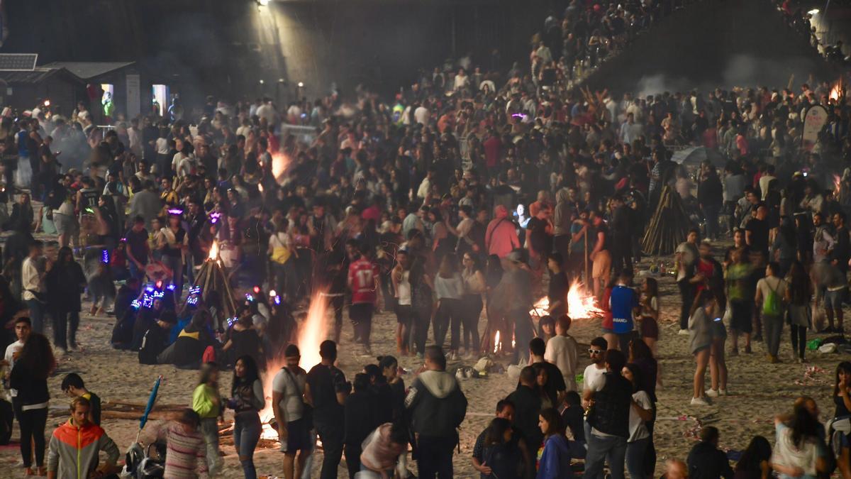 Hogueras en la playa del Orzán en la noche de San Juan.