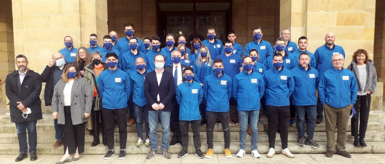 El equipo de tutores y alumnos, con el director general de FP y otros responsables del Principado.