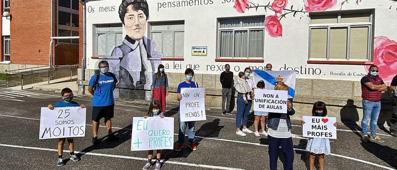 Una reunión de padres, ayer en el colegio Anexo de Vilagarcía.