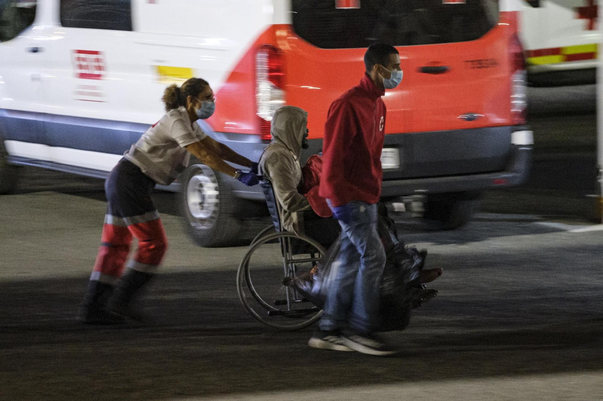 Salvamento Marítimo rescata una patera con unos 80 migrantes al norte de Gran Canaria