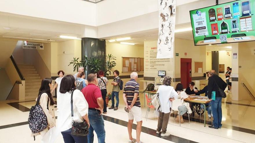 Colas en la Escuela Oficial de Idiomas para lograr las últimas plazas