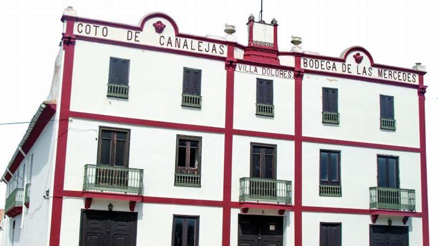 José León sirve una copa de 
vino en la sala de catas de la 
bodega. jvm