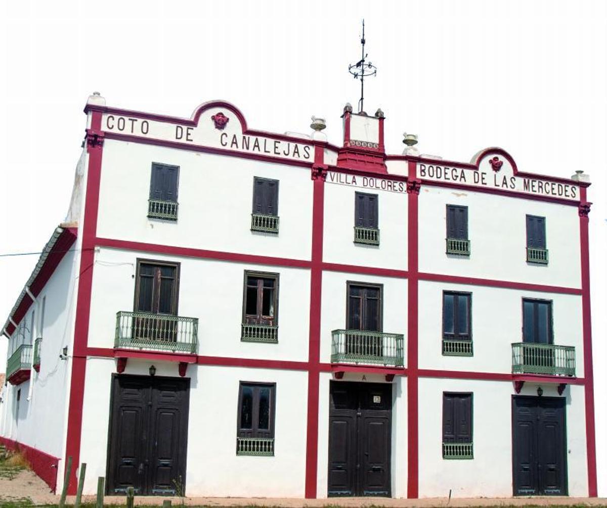 José León sirve una copa de vino en la sala de catas de la bodega. jvm