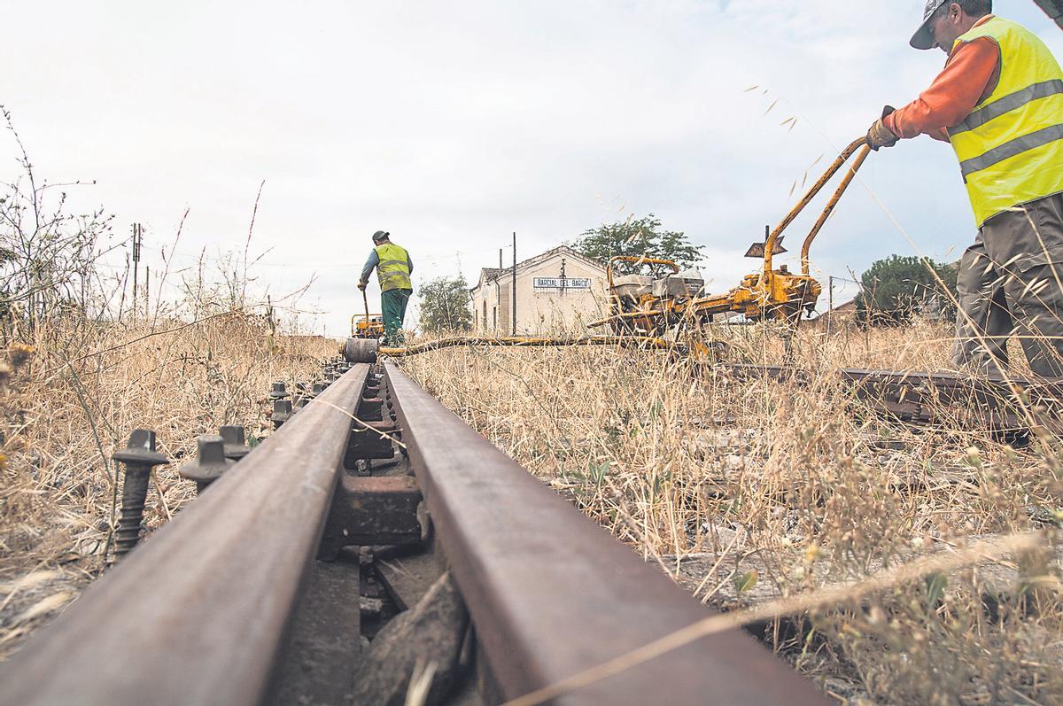 Desmantelamiento de las vías en Barcial del Baro.