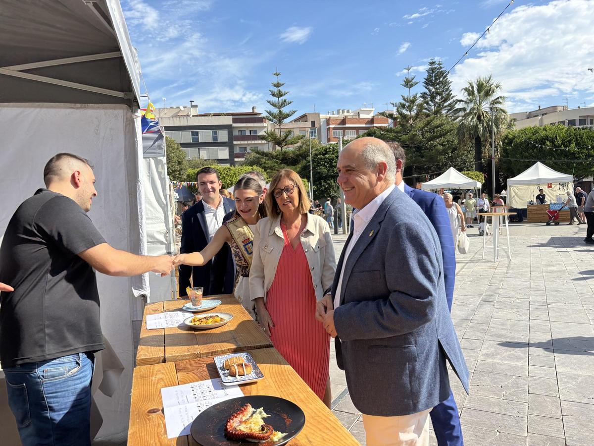 Autoridades durante su visita a la muestra en la localidad.