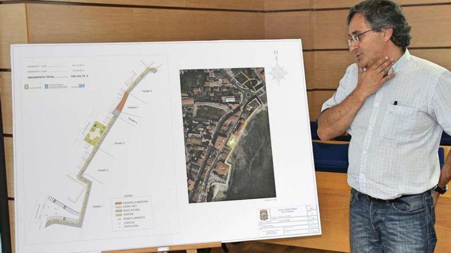 Un técnico explica el proyecto del Paseo da Seara, el día de la firma del convenio de la obra. // S. Á.