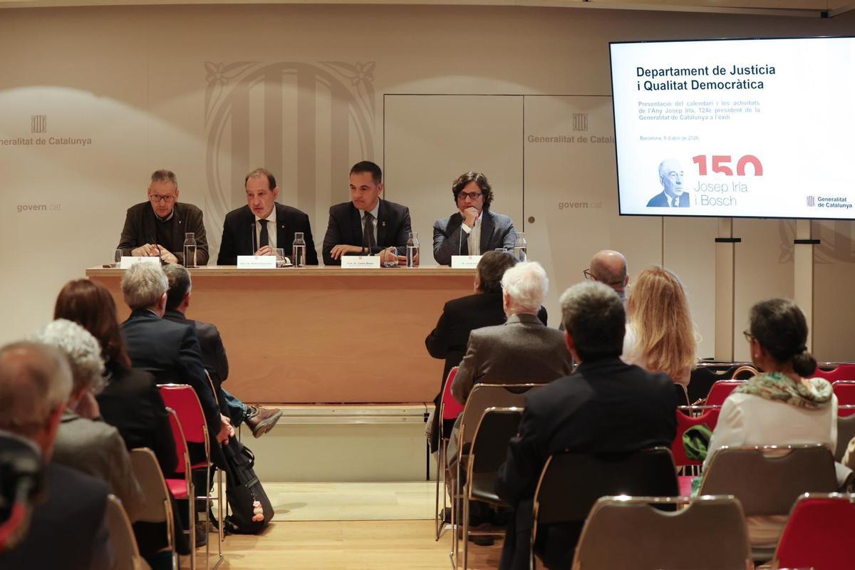 El director del Memorial Democràtica, Jordi Font; el conseller Ramon Espadaler; l'alcalde de Sant Feliu de Guíxols, Carles Motas; i el comissari de l’Any Irla, Jordi Gaitx