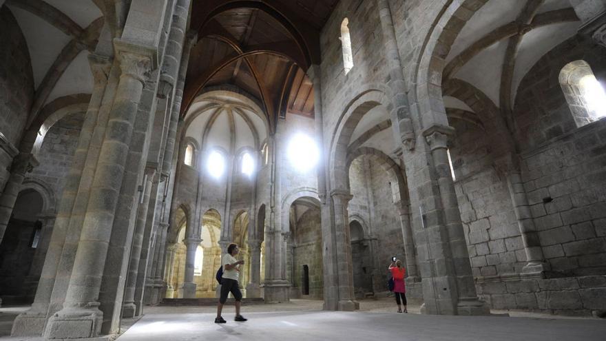 Visitantes no interior da igrexa monacal de Carboeiro. |   // BERNABÉ/JAVIER LALÍN