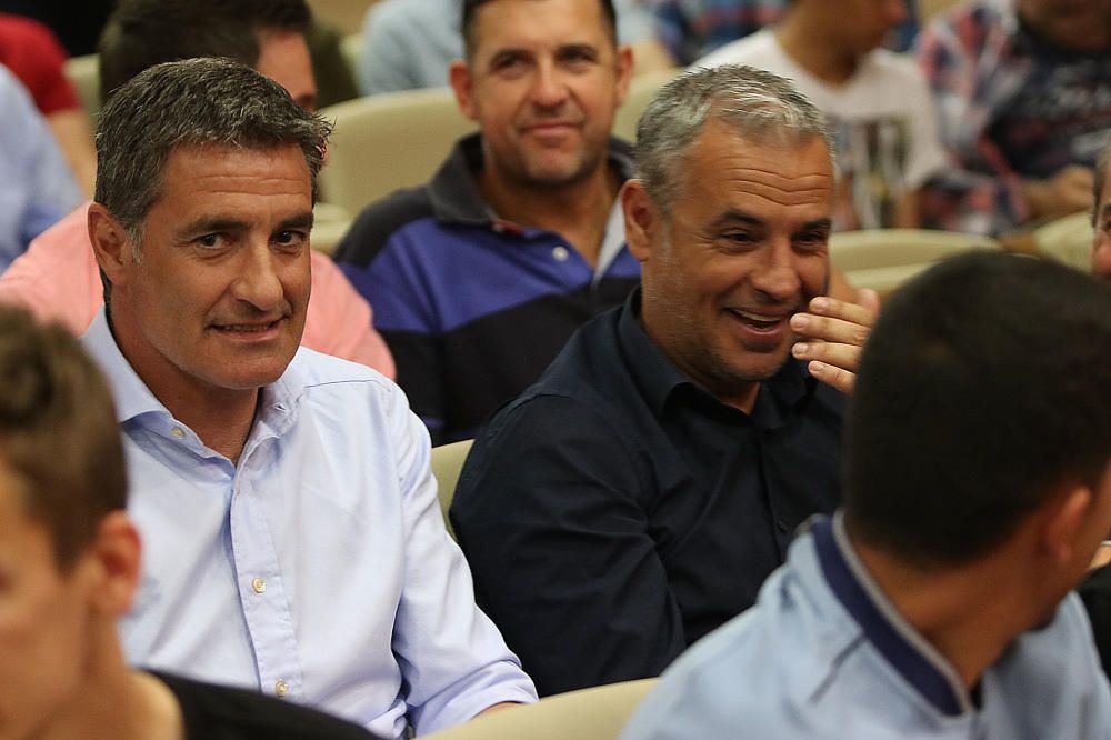 Jugadores y cuerpo técnico del Málaga CF despiden en la sala de prensa al central brasileño del Málaga CF