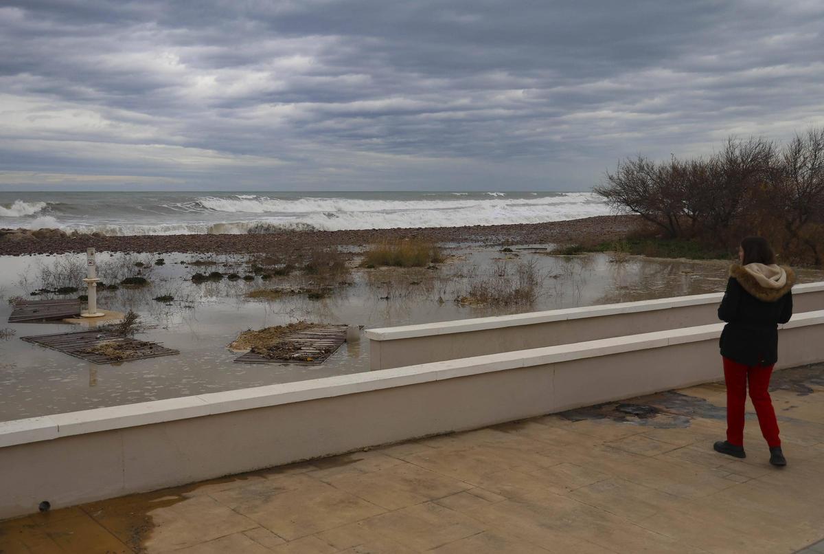 Desaparición de parte de la playa del Puig de Santa María, el pasado 20 de enero.