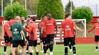 Sorpresas en la convocatoria del Sporting para el debut en liga: los 23 escogidos por Larcamón