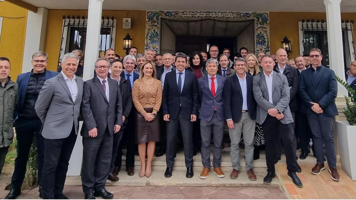 Mazón junto a empresarios de la Vall d'Albaida, en la finca la Clariana.