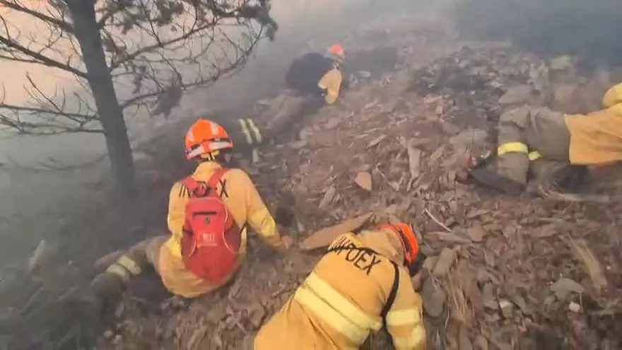 Retén de bomberos en el incendio de Las Hurdes