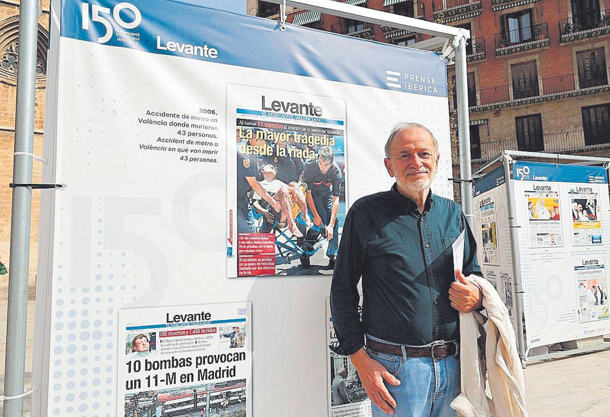 José, junto a la portada del accidente de metro.
