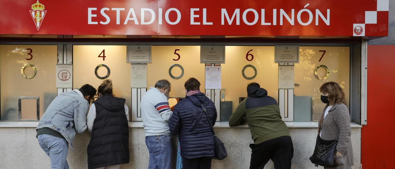 Aficionados del Sporting en las taquilas de El Molinón sacando entradas para el partido en Lugo