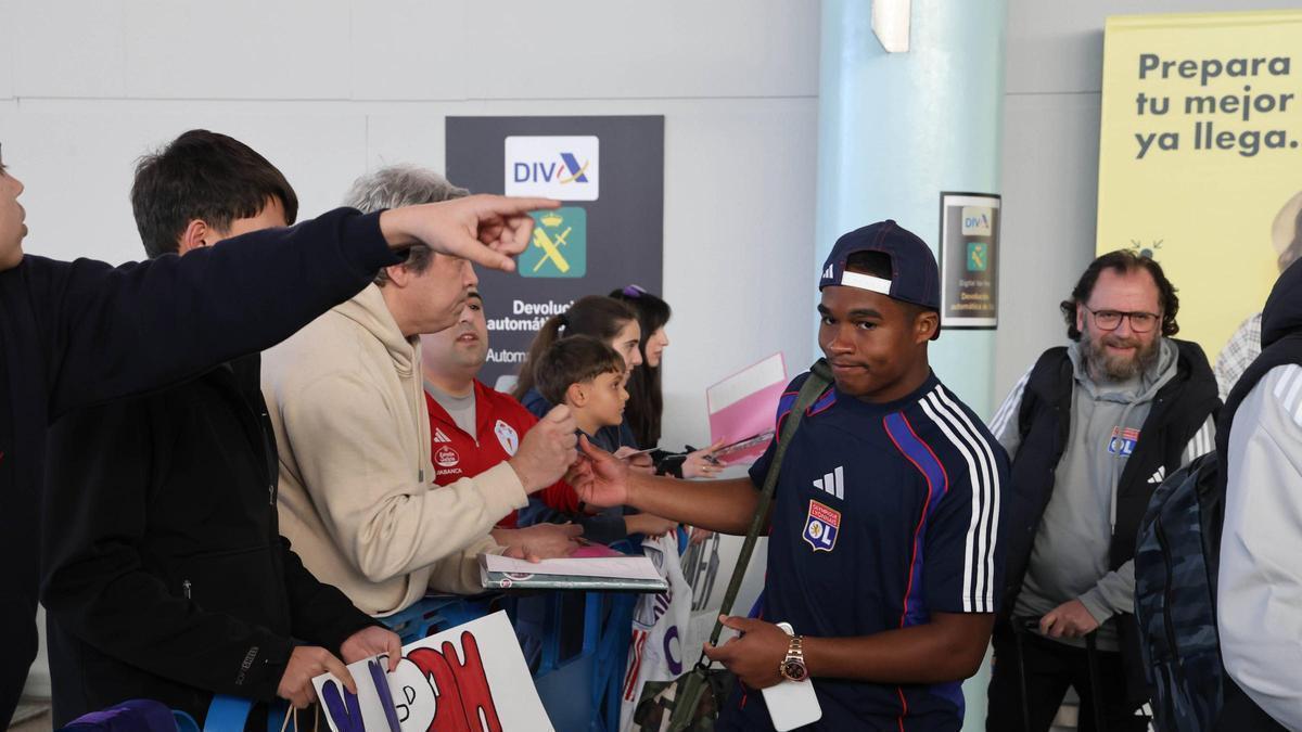 Los jugadores del Olympique de Lyon llegan a Peinador