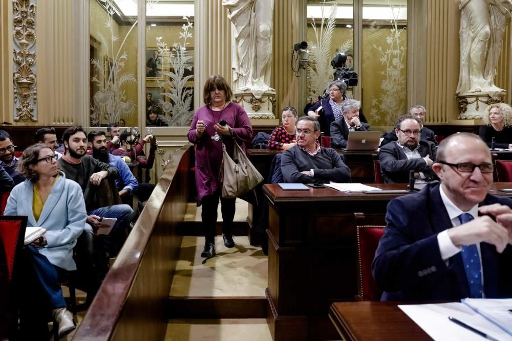 Así ha abandonado Xelo Huertas el pleno del Parlament