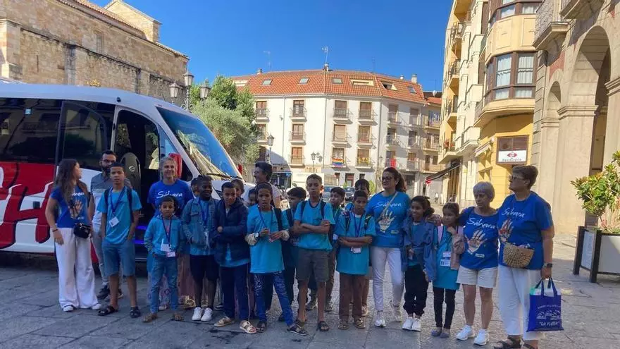 Los primeros 18 niños saharahuis llegan a Zamora en el marco del programa "Vacaciones en paz"