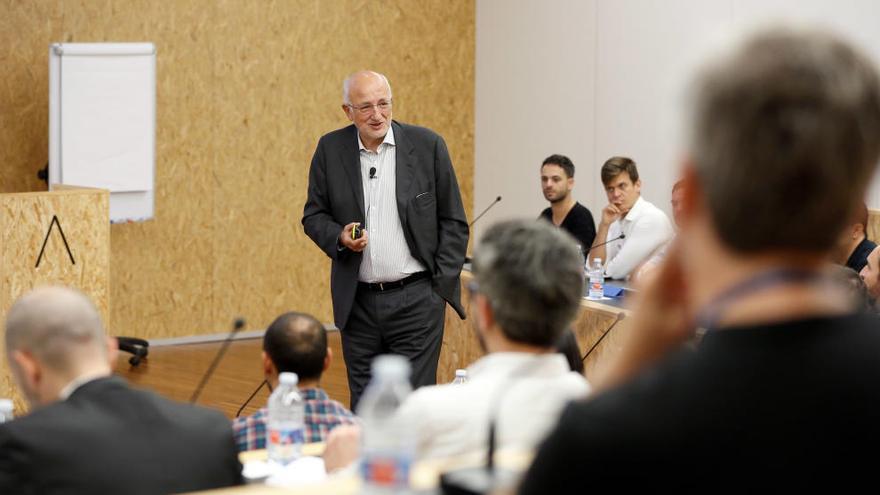 El empresario e impulsor de Lanzadera, Juan Roig, con los emprendedores.