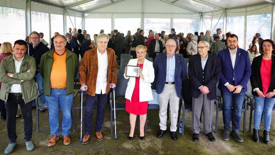 De izquierda a derecha, Julio García, Sebastián Garrido, Roberto Palacios, Gaudiosa Rodríguez y Adenso Barbón (padres de Adrián Barbón), Pablo García, Adrián Barbón y Rosa del Carmen Álvarez. |