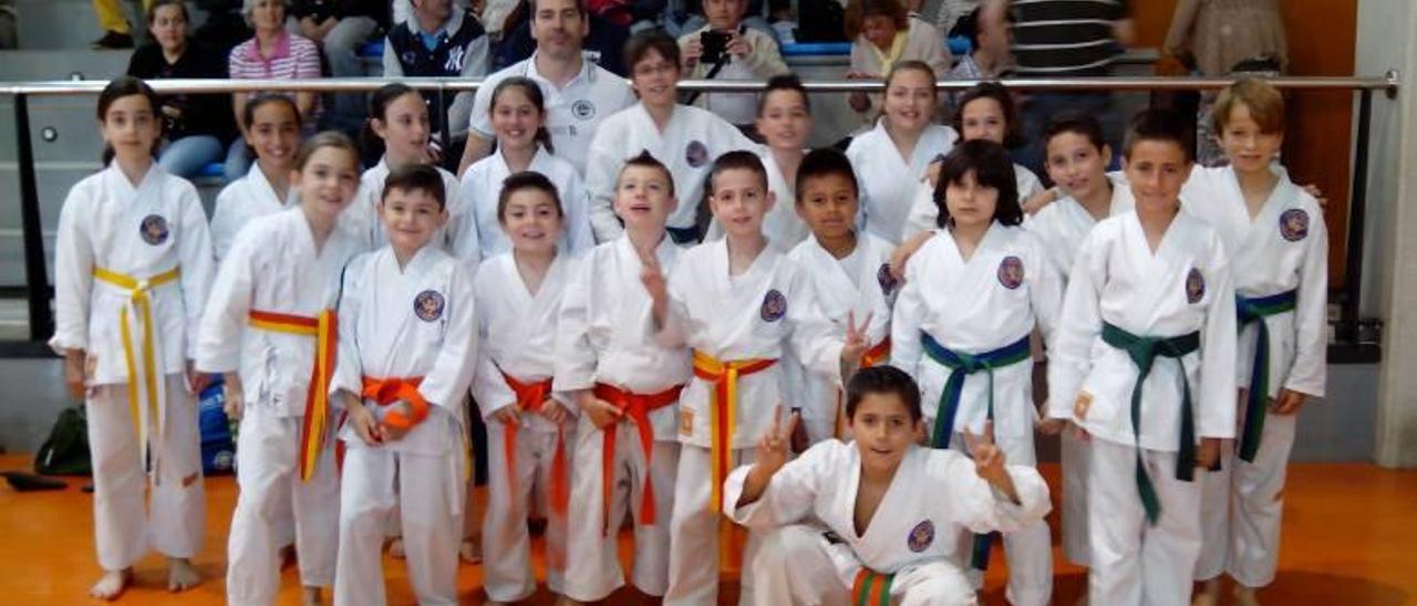 Nueve medallas para los karatecas alcireños en los combates de Tavernes