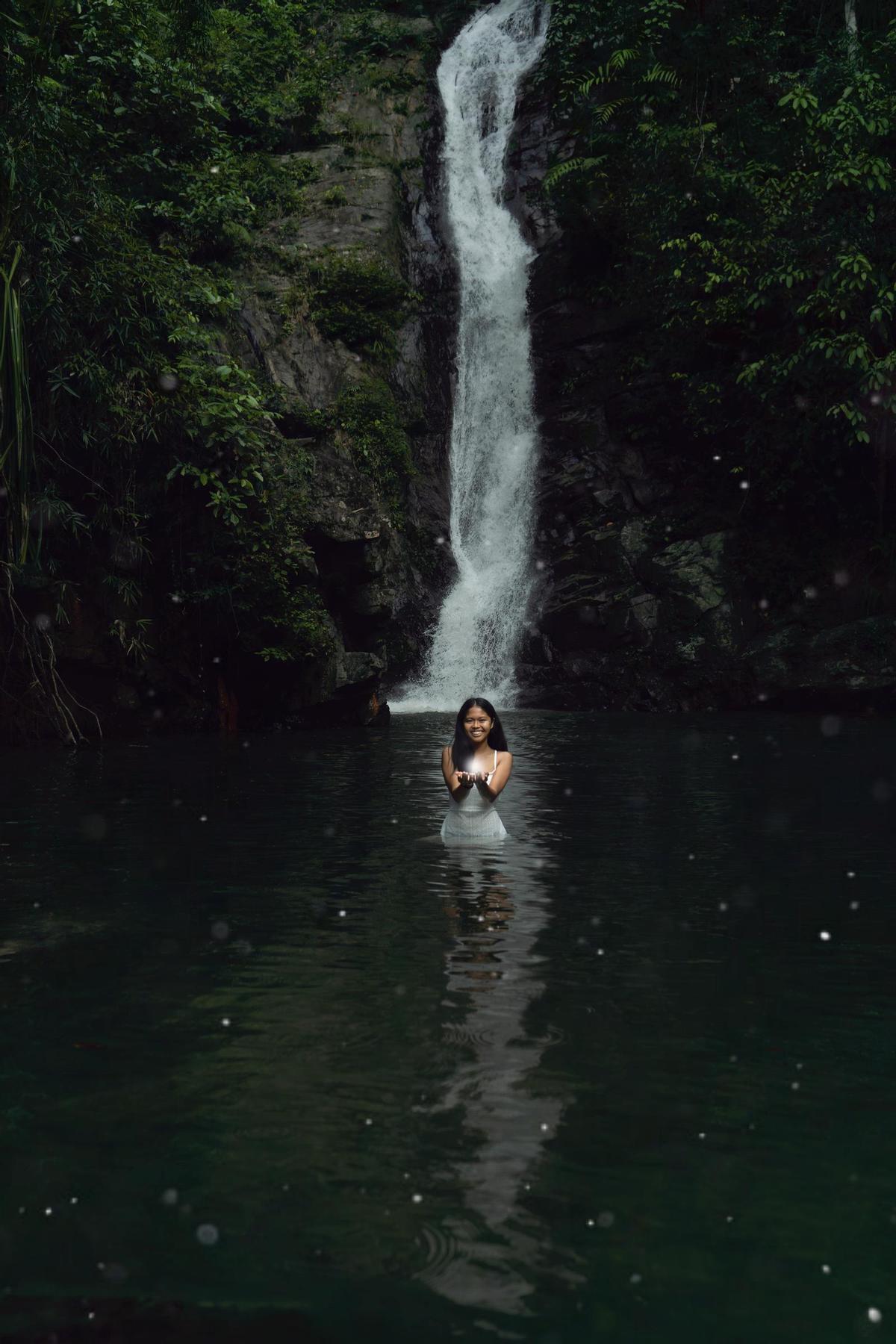 El fotógrafo y la modelo caminaron tres horas cargados con el material para llegar a una cascada escondida en la isla filipina de Palawan. |