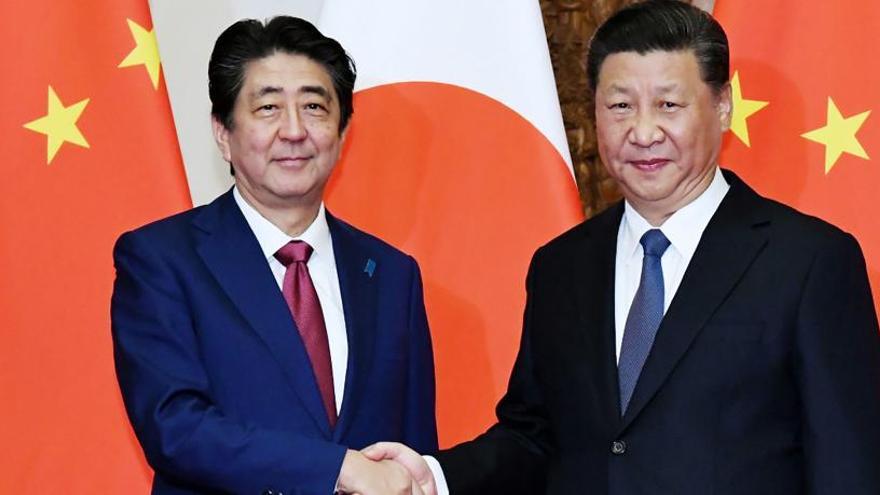 El presidente chino (d) saluda al primer ministro japonés.