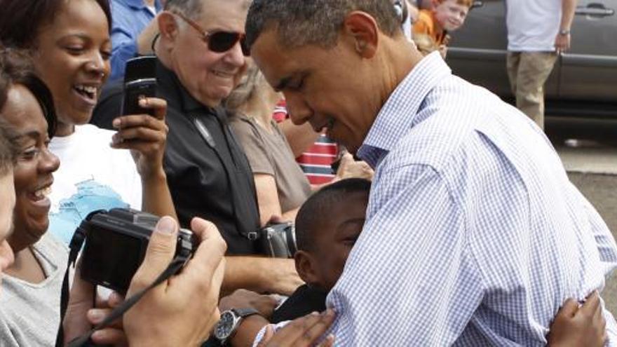 El presidente de EEUU se abraza con un niño afectado por el paso del huracán &#039;Irene&#039; en la ciudad de Paterson.