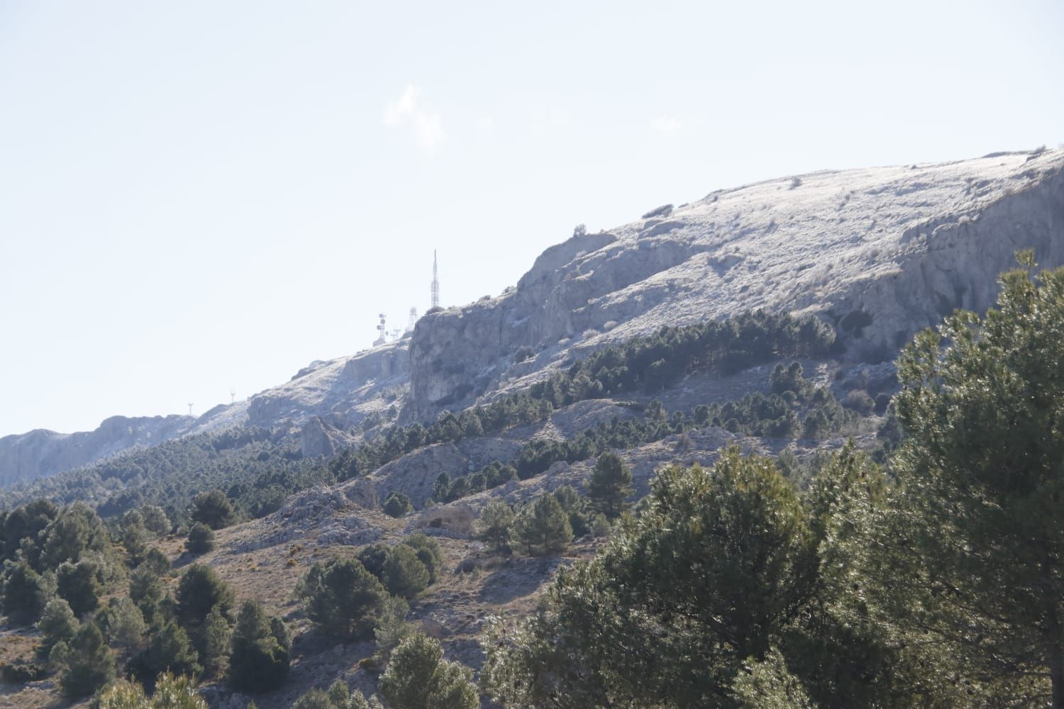 Alcoy amanece con una ligera capa de nieve en Aitana y la Font Roja