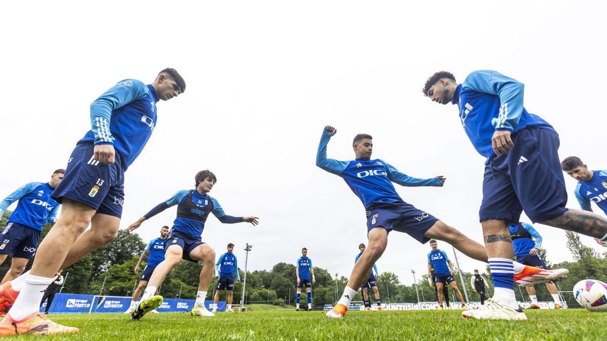 Sobre estas líneas, Bretones, Homenchenko, Millán, Jaime, Lucas, Dubasin, Yayo, Masca, Seoane, Camarasa  y Jimmy, en un rondo. A la derecha, Luis Carrión. Debajo, Dani Calvo. | David Cabo