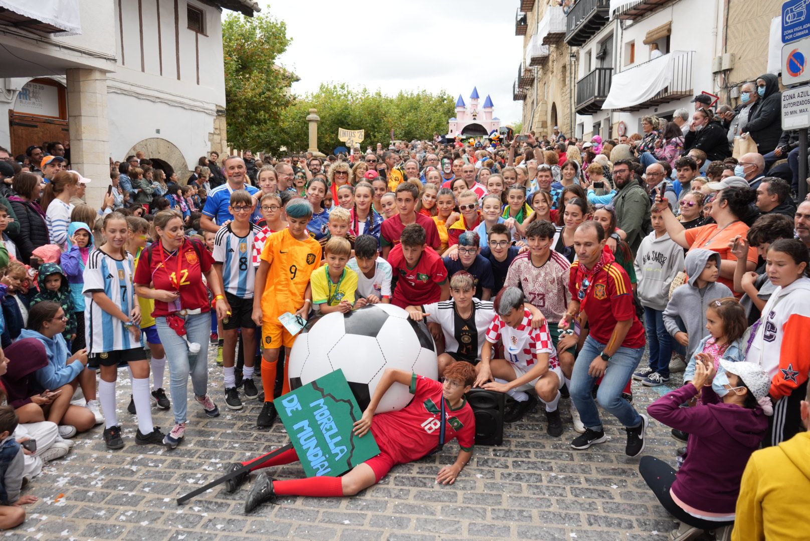 Batalla de confeti y desfile de carrozas en el Anunci de Morella