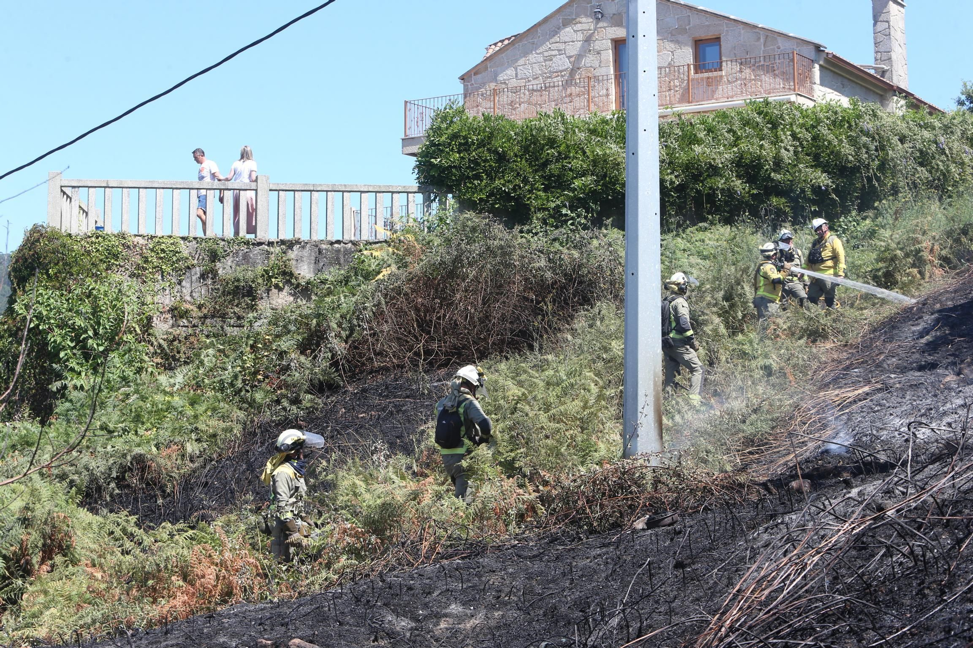 Vecinos se sumaron a las labores de extinción del incendio de A Barraca, en Bueu