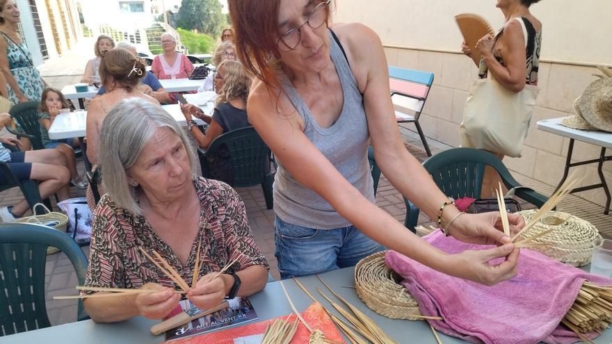 Gata trenza el futuro de la artesanía y la «llata»