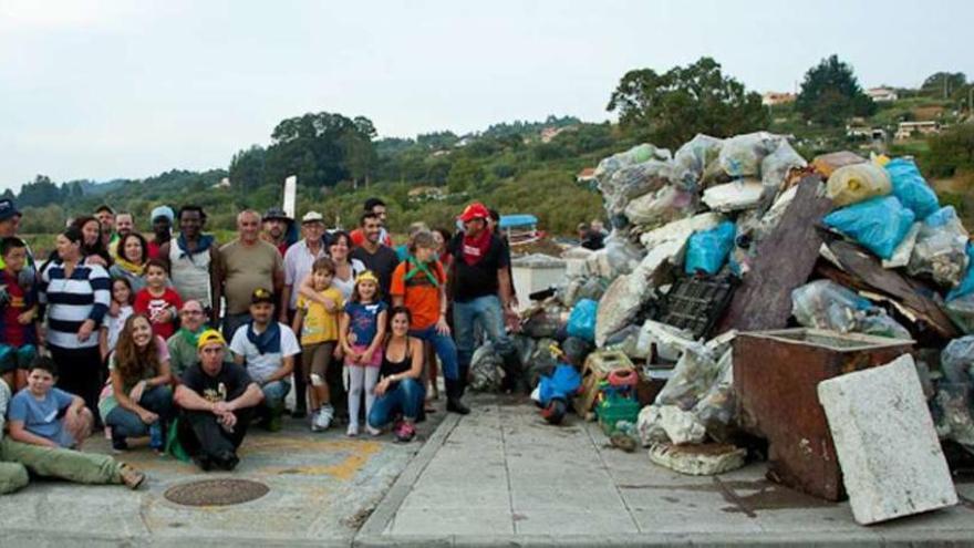 Participantes en la primera edición de la &#039;eco-regata&#039; que se celebró en 2014 con parte de la basura que retiraron del río.
