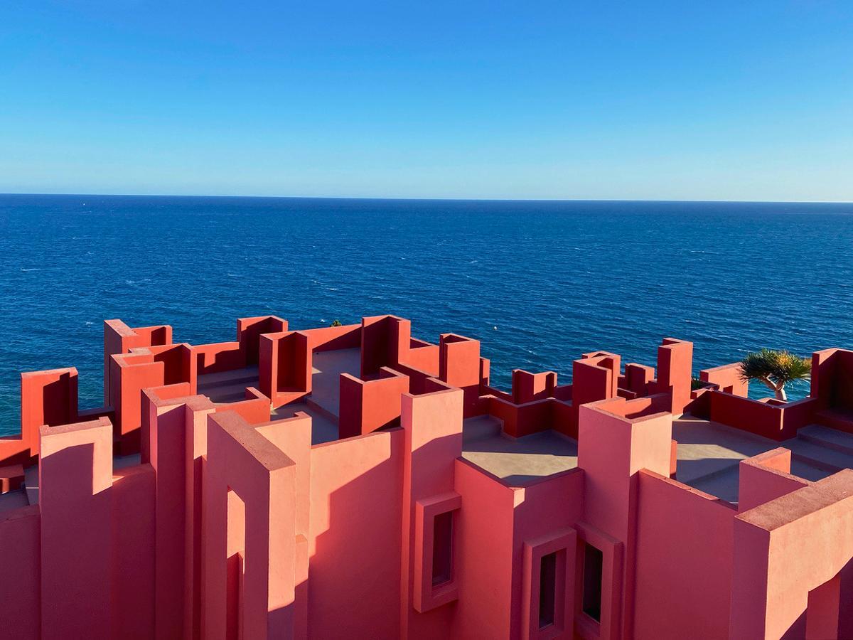 La Muralla Roja frente al mar