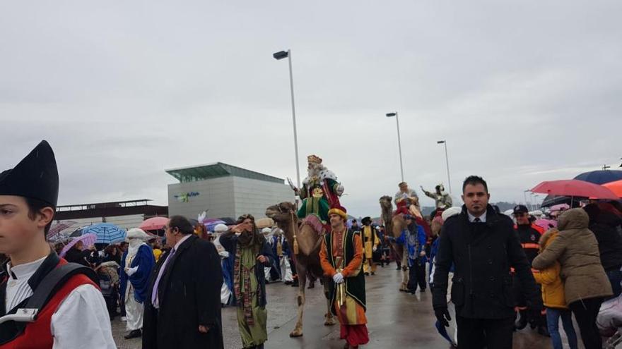 Los Reyes Magos llegan a Gijón para repartir regalos e ilusión