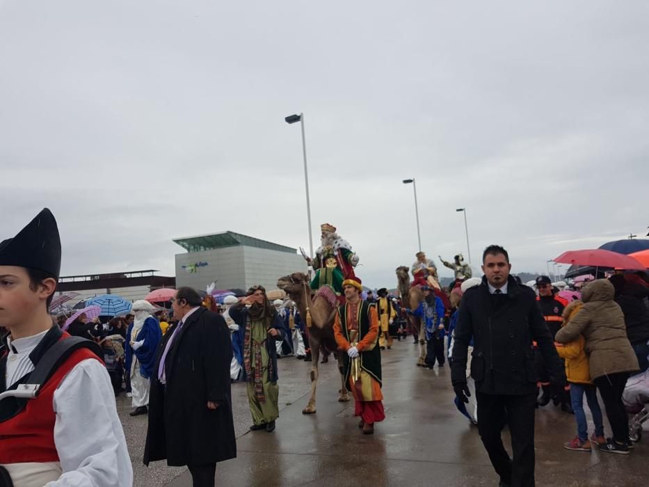 Los Reyes Magos llegan a Gijón para repartir regalos e ilusión