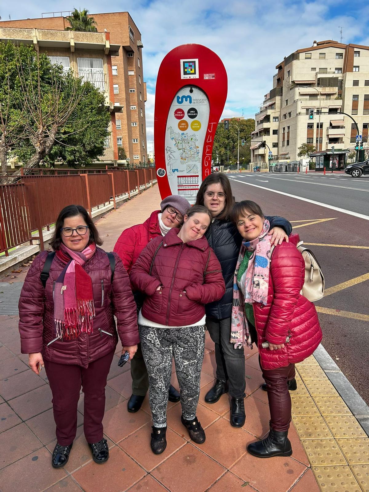 Isabel y sus compañeras de piso se disponen a coger el autobús en Murcia.