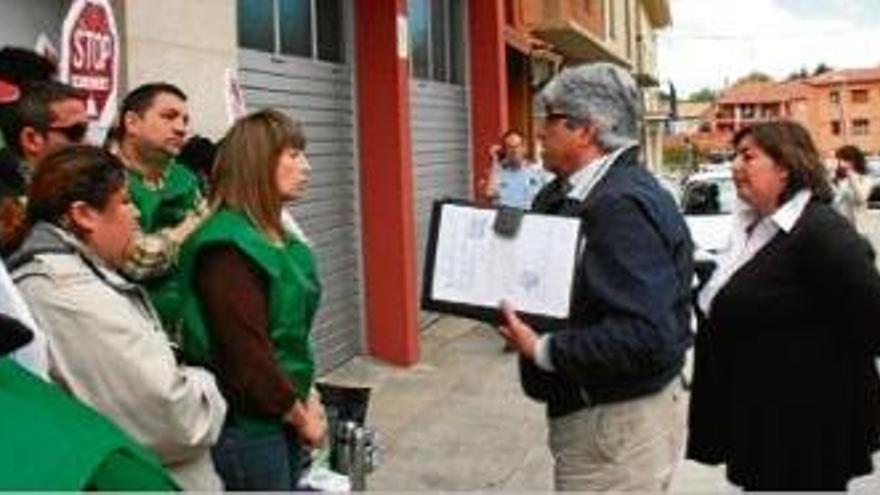 Marta Afuera (PAH) cara a cara amb la comitiva judical que volia fer el desallotjament.